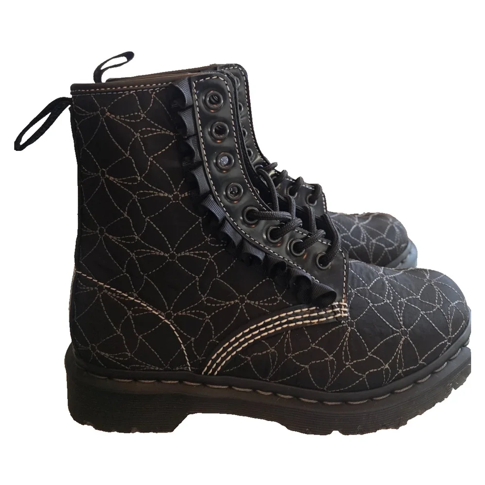 Dr. Martens 1460 Frill Lace-Up Boots Women's 7 Black Ribbon Quilted 8 Eye NWOB
